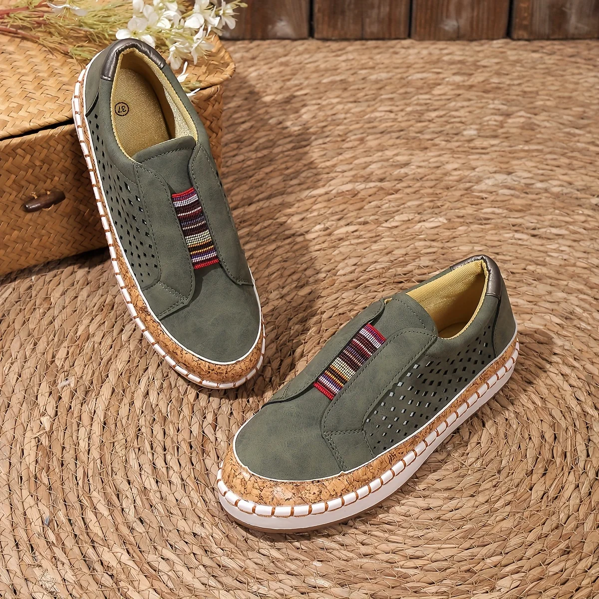 Loafer Damen | Bequeme Schlupfschuhe mit Perforiertem Design